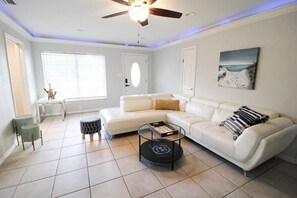 Smart TV, Netflix, streaming services - POOL! 4bd Home w/pool table Near Stadium!! (Tampa)
