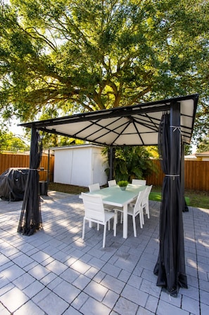 Outdoor dining - POOL! 4bd Home w/pool table Near Stadium!! (Tampa)