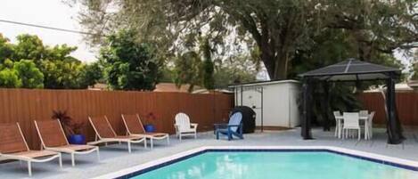 Alberca al aire libre y alberca climatizada