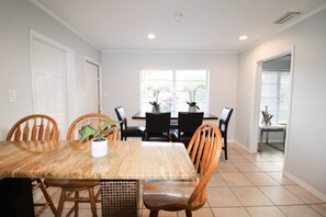 Dining - POOL! 4bd Home w/pool table Near Stadium!! (Tampa)