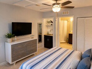 4 bedrooms, iron/ironing board, free WiFi, bed sheets - POOL! 4bd Home w/pool table Near Stadium!! (Tampa)