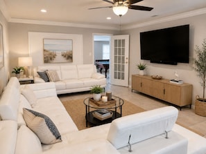 Smart TV, Netflix, streaming services - POOL! 4bd Home w/pool table Near Stadium!! (Tampa)