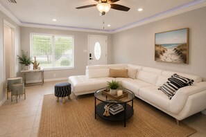 Smart TV, Netflix, streaming services - POOL! 4bd Home w/pool table Near Stadium!! (Tampa)