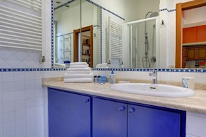 Shower, hair dryer, towels, shampoo