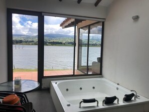 Interior - A beautiful house with an amazing lake view. (Toca)