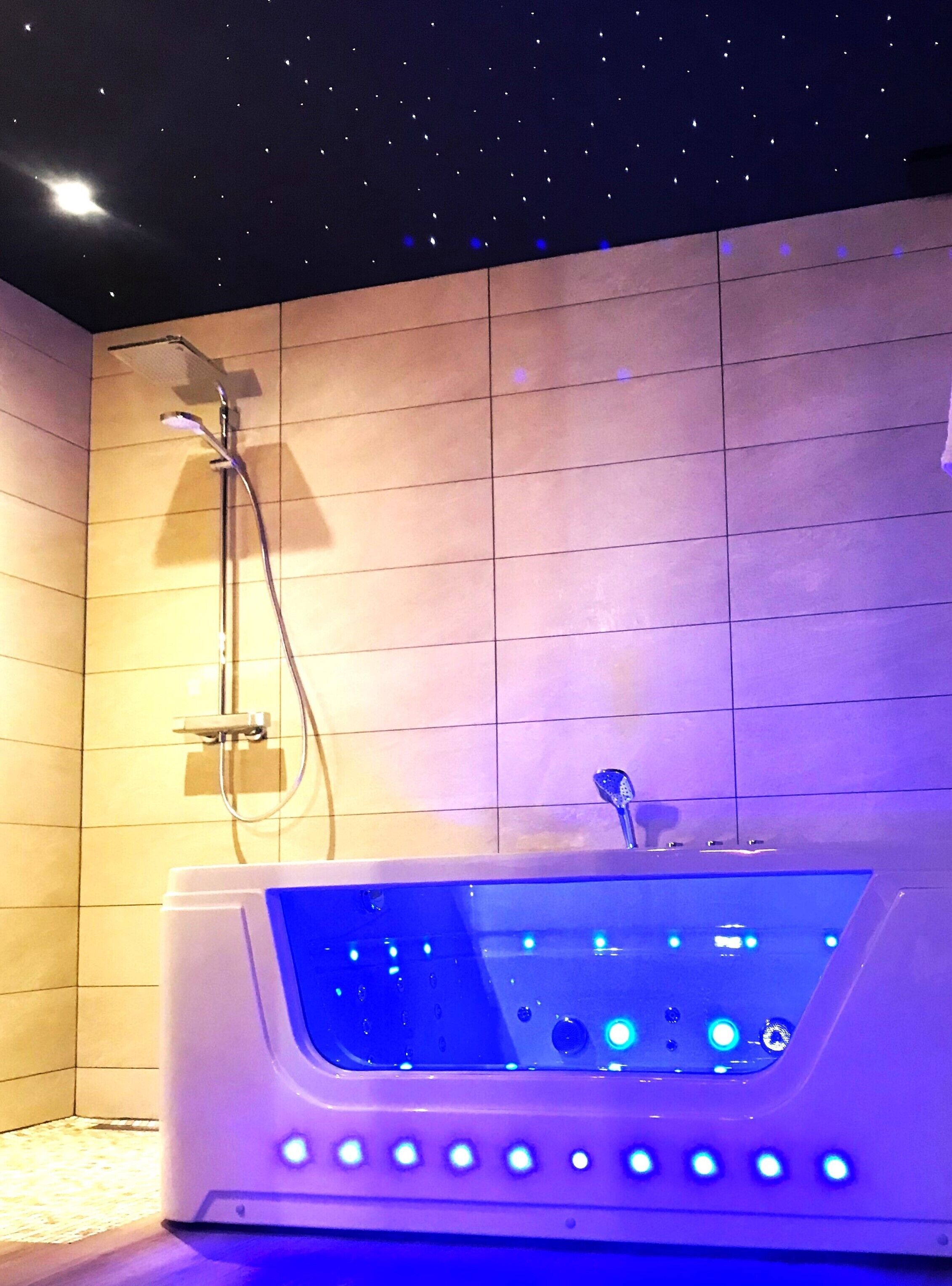 Douche, baignoire à jets, sèche-cheveux, serviettes fournies