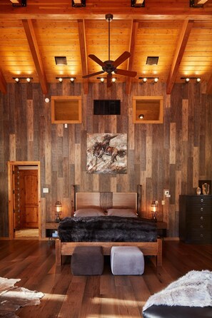 4 bedrooms, desk, iron/ironing board, WiFi