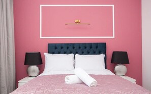 1 bedroom, iron/ironing board, travel cot, WiFi - Stylish Central Apartment with Parking (Glasgow)