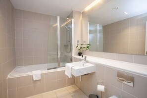 Bathtub, hair dryer, towels - Stylish Central Apartment with Parking (Glasgow)