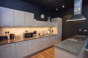 Frigorifero, microonde, forno, piano cottura