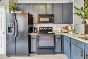 Fridge, microwave, oven, cookware/dishes/utensils - Just 10 minutes from Disney and major theme parks. (Kissimmee)