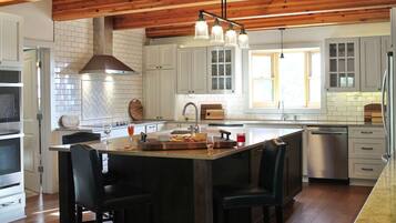 KylskÄp, mikrovÄgsugn, ugn och spishÀll