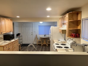 Kühlschrank, Mikrowelle, Ofen, Herdplatte