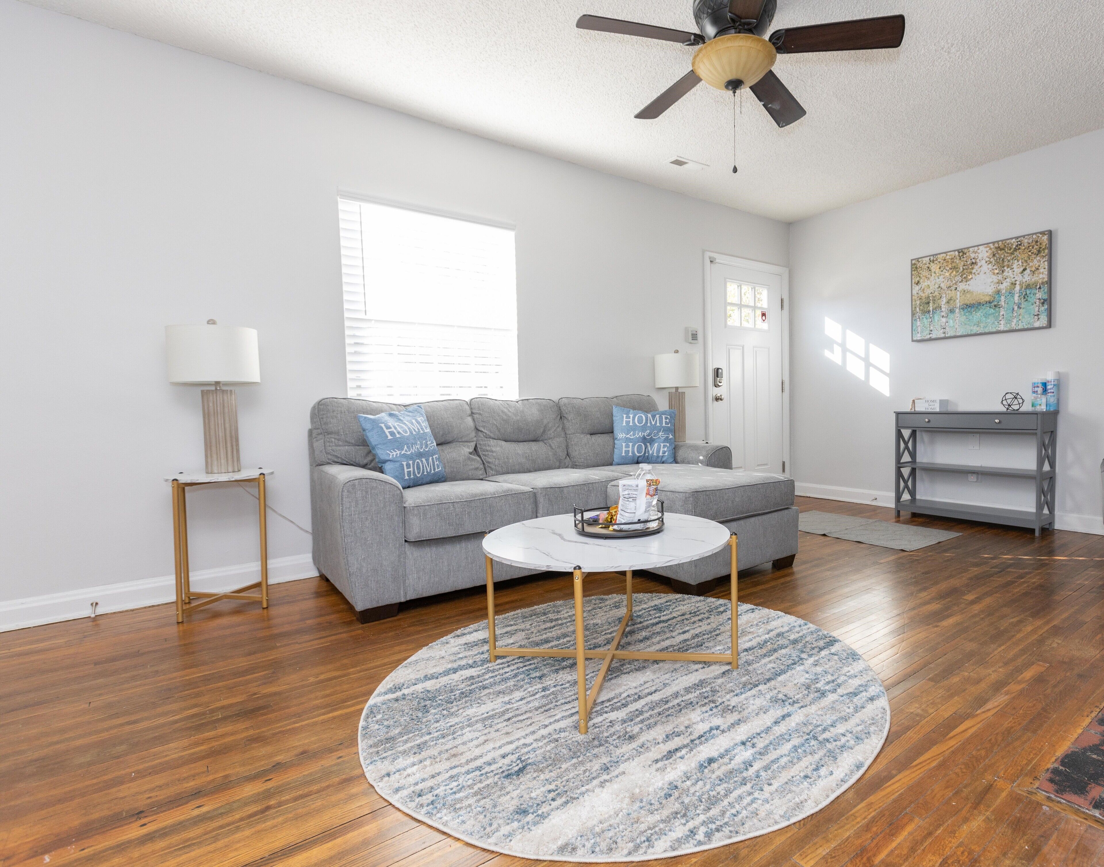 Queen City Cozy Red Door Bungalow. Located in NoDa & 1 mile to Uptown Charlotte
