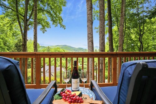 Walk to Main St., Pets OK, Close to Shops, Hiking, 30 min to Hatley Pointe