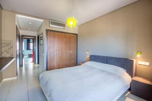 2 Schlafzimmer, Schreibtisch, Bügeleisen/Bügelbrett, Reisekinderbett