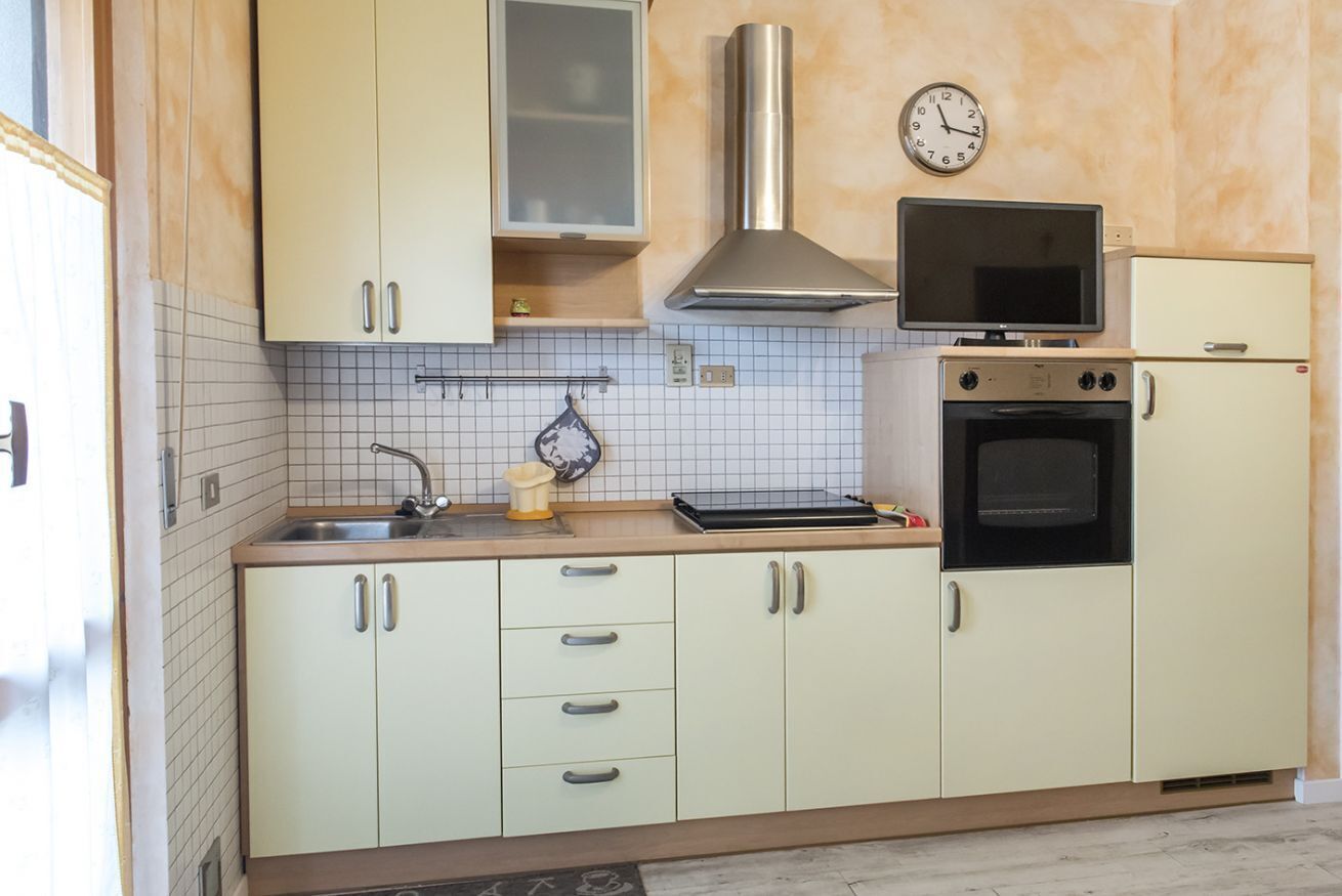 Une cuisine équipée d’un évier, d’une cuisinière, d’un four à micro-ondes et de placards.