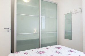 1 bedroom, bed sheets