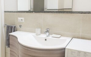 Douche, bidet, serviettes fournies