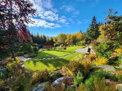 Garden Getaway at Bear Creek Winery, w/ fire pit, koi pond, and hot tub 
