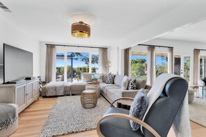 Fernseher, Tischtennisplatte