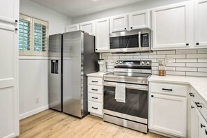 Réfrigérateur, micro-ondes, plaque de cuisson, lave-vaisselle