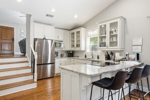 Fridge, microwave, oven, stovetop - Lakefront -Heated Pool -EV Charger -Dock -Fire Pit -Kayaks -Game Room (Waleska)