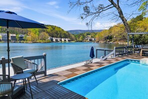 Piscine intérieure, piscine extérieure, parasols, chaises longues