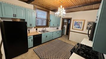 Køleskab, mikrobølgeovn, ovn, kogeplade