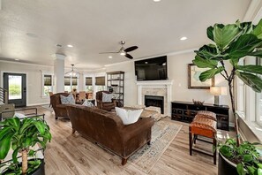 Smart TV, impianto stereo, studio