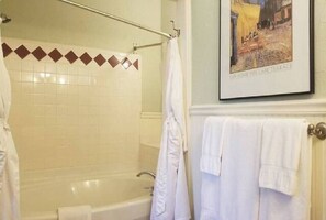 Bathtub - Urban Guest Cottage. (Little Rock)