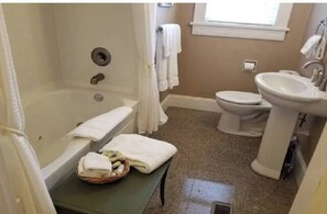 Bathtub - Urban Guest Cottage. (Little Rock)