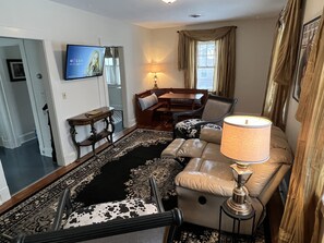 Smart TV, books - Charming Carriage House near VanderVeer Park (Davenport)