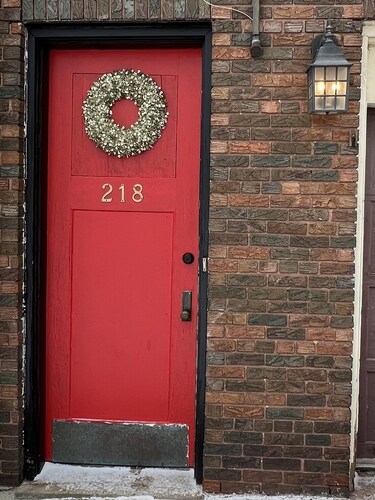 Charming Carriage House near VanderVeer Park