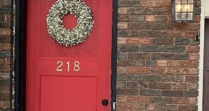 Charming Carriage House near VanderVeer Park
