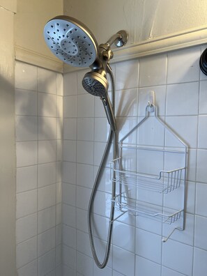 Haartrockner, Handtücher, Seife, Shampoo