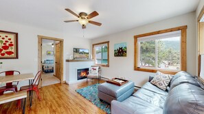 Smart TV, chimenea y libros