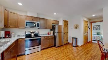 Refrigerador, microondas, horno, placa de cocina