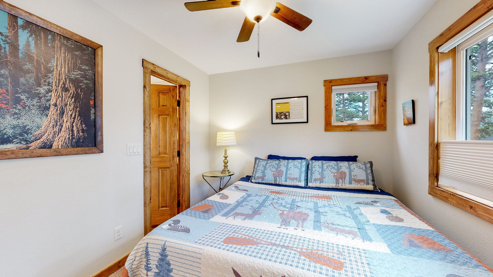 Un dormitorio con cama, ventilador de techo, ventana y puerta.