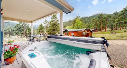 Modern Cottage; Mt Views, Wildlife, Location, Hot Tub, EV & 420 Friendly