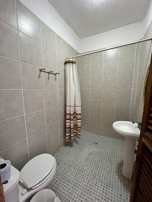 Shower, rainfall showerhead, towels - Hotel Nirvana  (Acapulco)