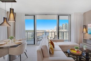 Televisión y oficina 