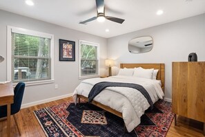 11 Schlafzimmer, Schreibtisch, Bügeleisen/Bügelbrett, WLAN