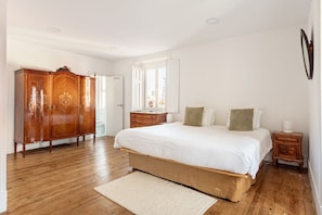 2 habitaciones, escritorio, tabla de planchar con plancha y wifi