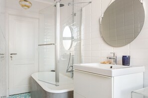 Badewanne, Haartrockner, Handtücher