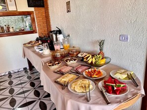 Free daily buffet breakfast  - Pousada Araucária Village (Campos do Jordão)