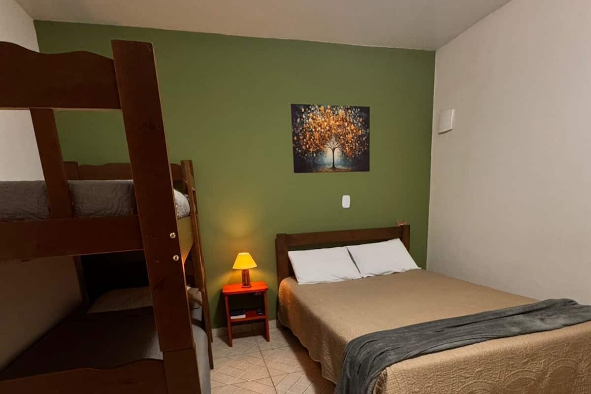 Standard-Vierbettzimmer | Bügeleisen/Bügelbrett, kostenloses WLAN