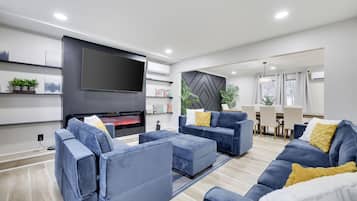 Smart TV, chimenea y futbolito