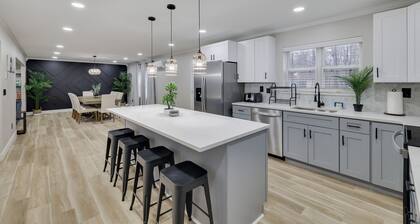 ✨ Modern Colonial ✨ Hot Tub ✨ Karaoke ✨ Game Room ✨ EV Charger ✨ King Bed ✨