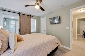 3 bedrooms, desk, iron/ironing board, free WiFi